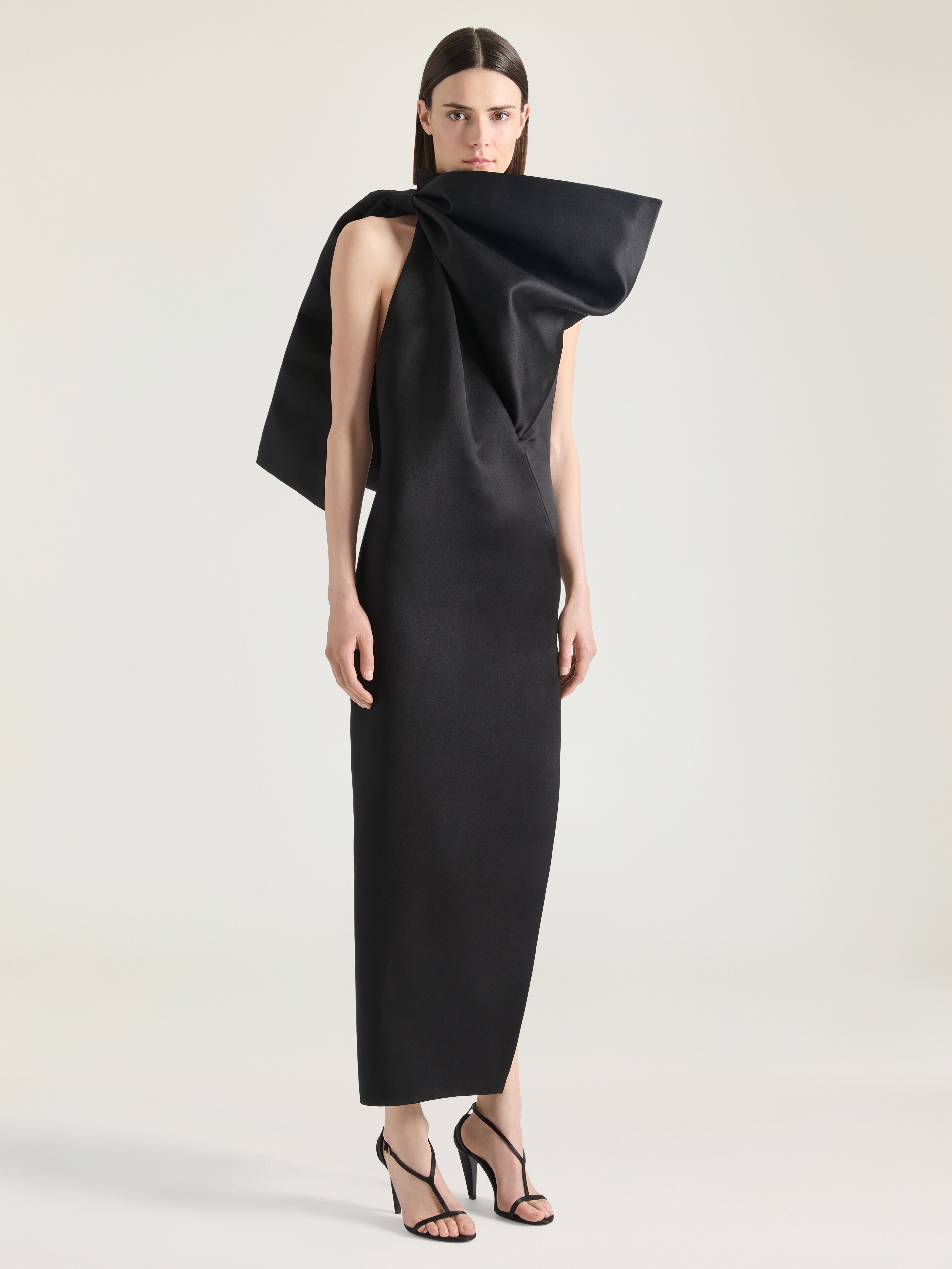 Evening dress in satin with bow detail